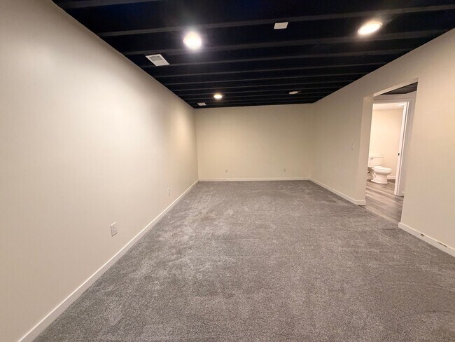 Building Photo - 3050 Ledgestone Pl NE