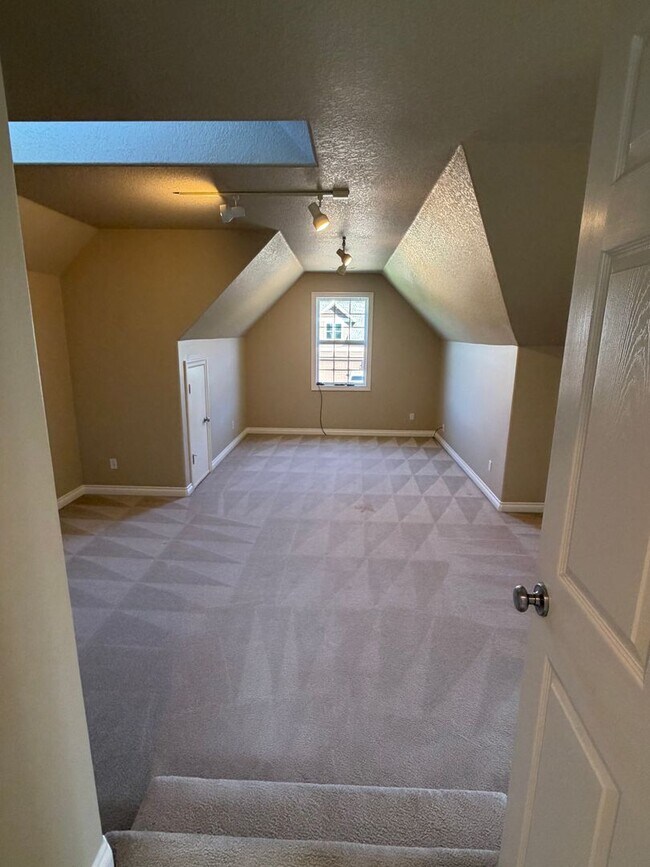 Building Photo - 5 Bedrooms and 2.5 Bathrooms with Views of the Rolling Hills of Corvallis Country Club