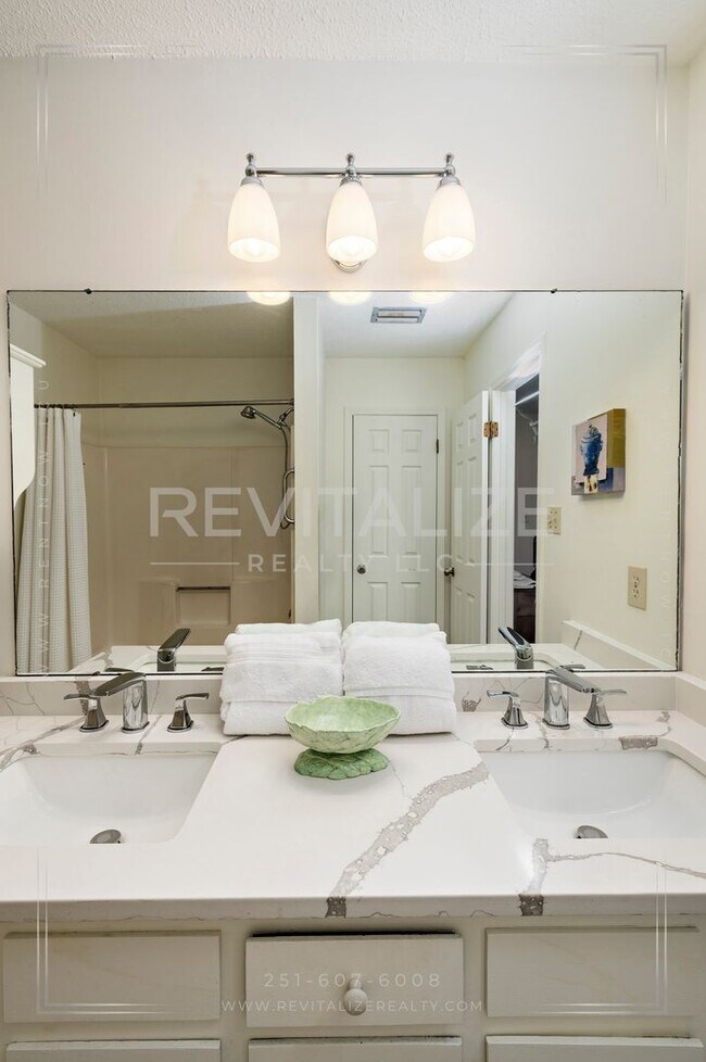 Building Photo - Stunning 3 Bed 2 Bath Brick Home with Huge Yard!