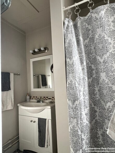 Building Photo - 65 Burbank St