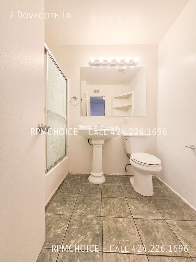 Building Photo - 7 Dovecote Ln