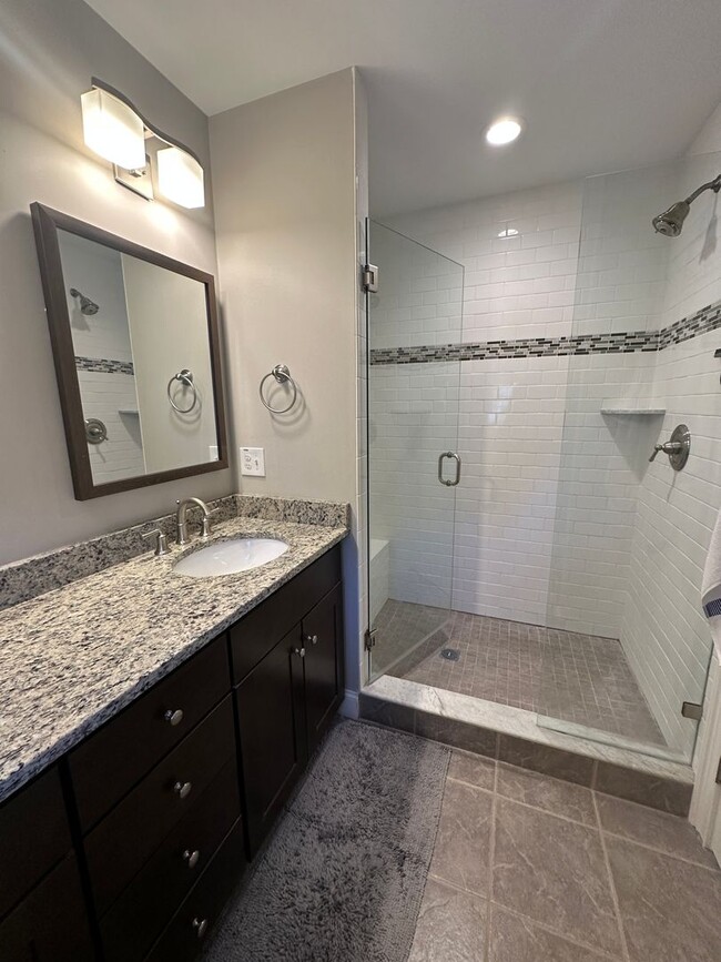 Building Photo - Spacious 3-Bedroom Townhouse in Prime Exet...