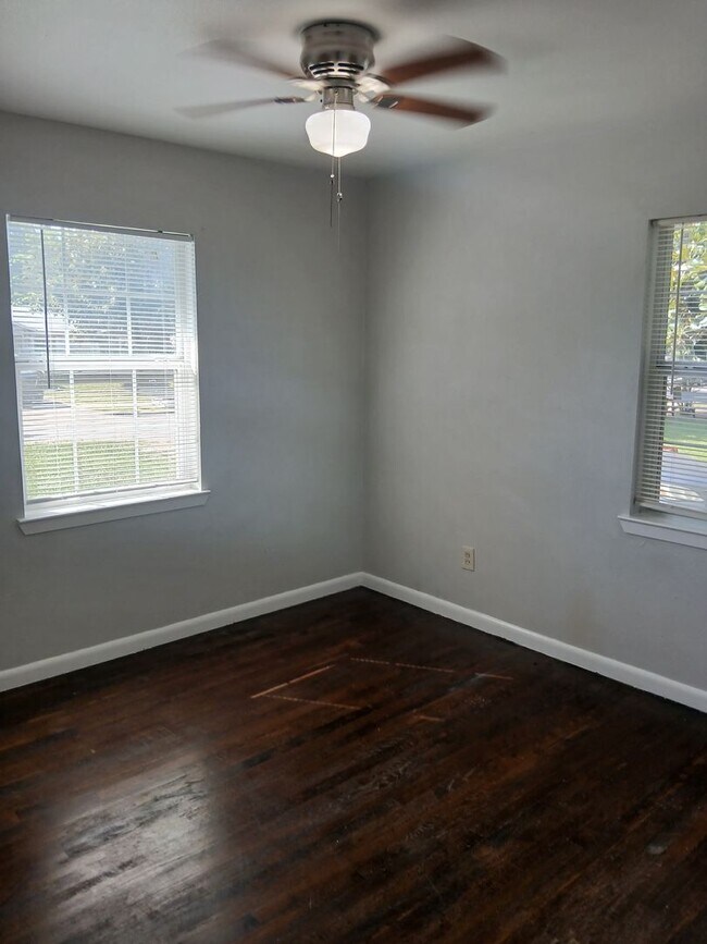 Building Photo - 4 Bedrooms and 1 Bath Near Hwy 75 and Fore...