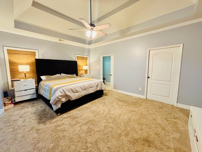 Building Photo - Stunning and spacious 3 bedroom/2 bath