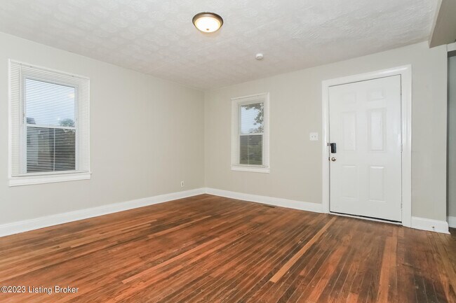 Building Photo - 2906 Wyandotte Ave
