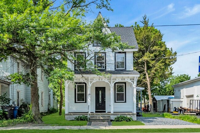 Primary Photo - 19 E Main St