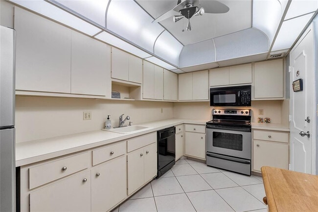 Building Photo - 405 N Ocean Blvd