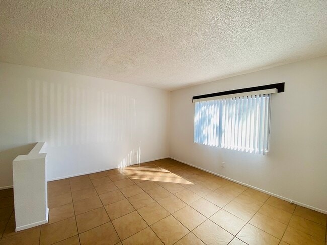 Building Photo - Spacious Townhome Style Home with Large Ya...