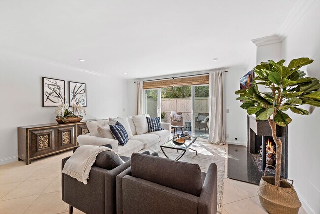 Building Photo - Newport Beach Townhome