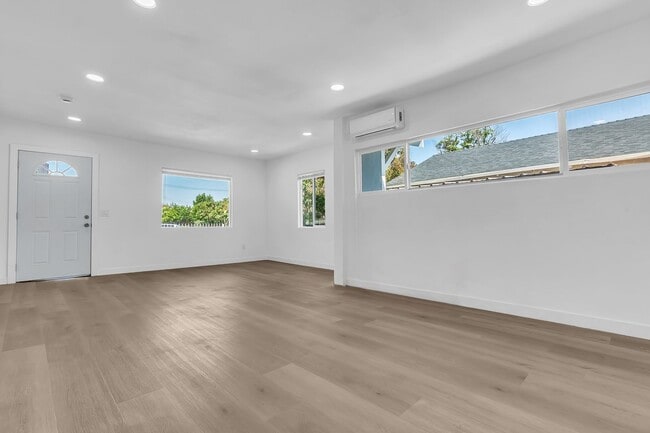 Building Photo - 5518 Denker Ave