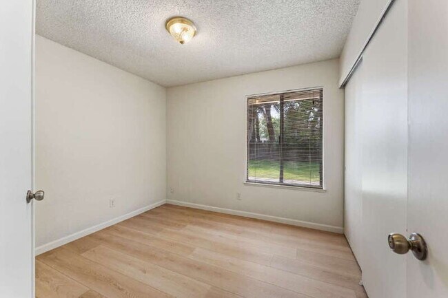 Building Photo - 101 Claim Ct