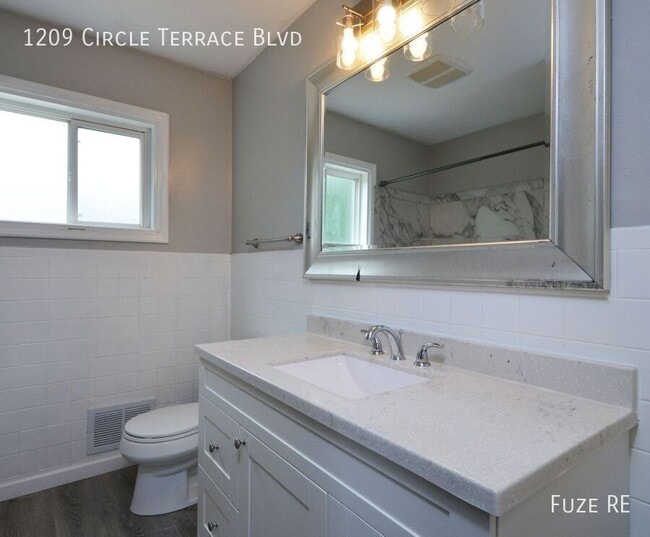 Building Photo - 1209 Circle Terrace Blvd NE