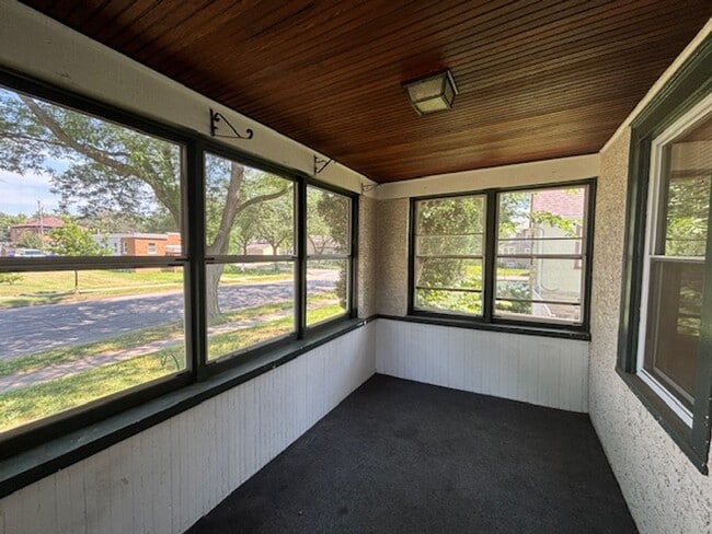 Building Photo - Charming 2+ Bedroom Single Family on a gre...
