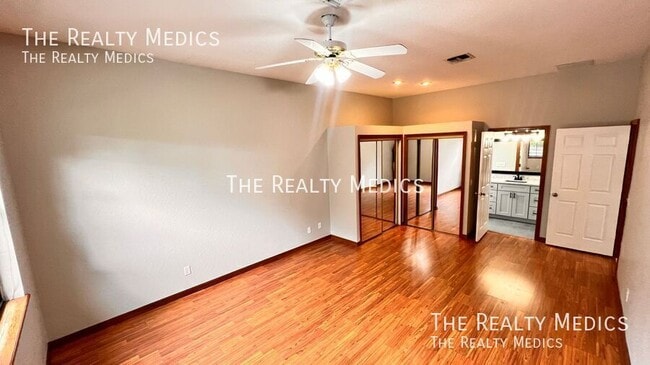 Building Photo - 2372 Sunnyview Dr