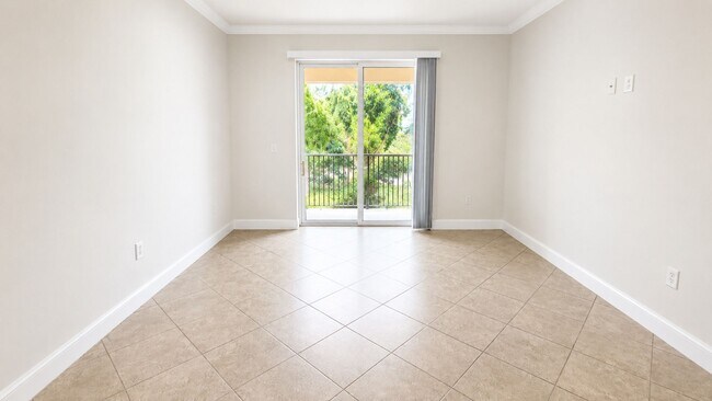 Building Photo - Annual UNFURNISHED 3-bed 2-bath condo in Stonehaven