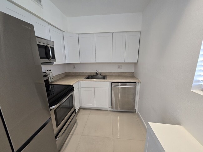 Building Photo - 2-Bed, 2-Bath Miami Condo in HOA Community – Pool, Laundry On-Site