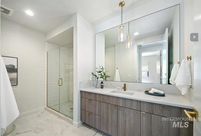 Building Photo - Stylish 1 Bed, 1 Bath Main-Level Condo in ...