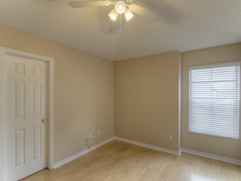 Building Photo - 671 Hardwood Cir