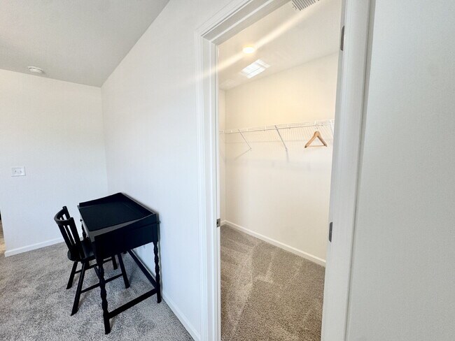 Building Photo - Brand new townhome - Perfect for students or families