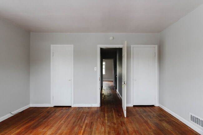 Building Photo - PRELEASING for AUGUST! Close to Campus: In...