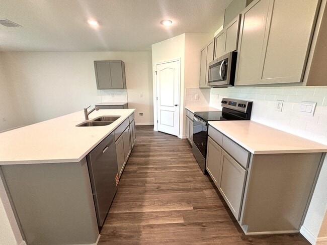 Building Photo - 5555 Hayloft Dr