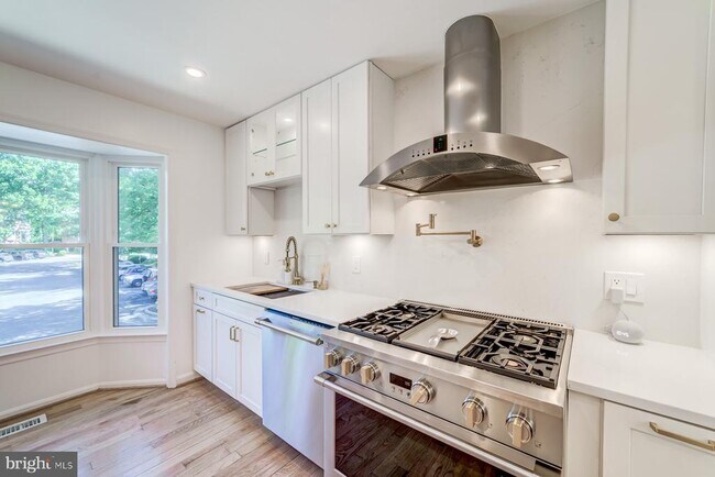 Building Photo - 8 Carriage House Cir
