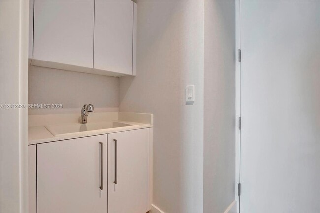 Building Photo - 15701 Collins Ave