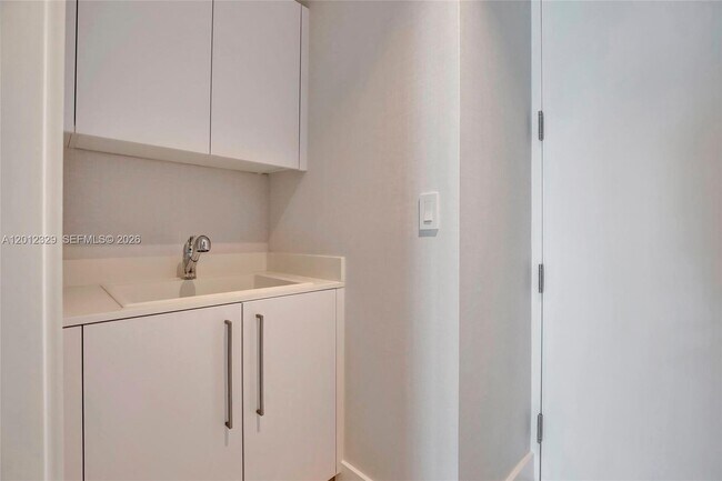 Building Photo - 15701 Collins Ave