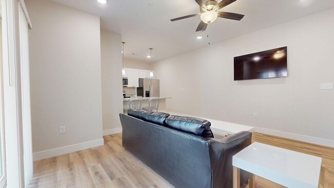 Interior Photo - 305 W Washington