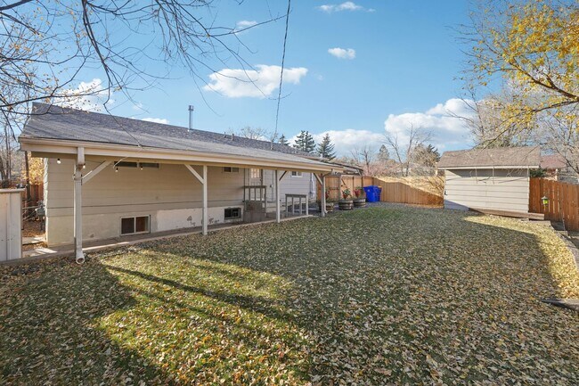 Building Photo - 4 Bed Beauty on West Side!
