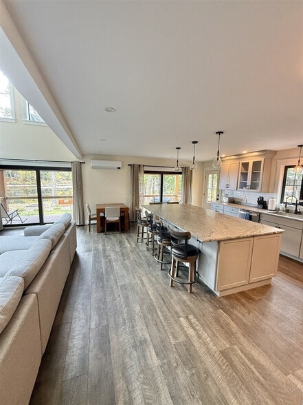 Building Photo - 304 NW River Rd