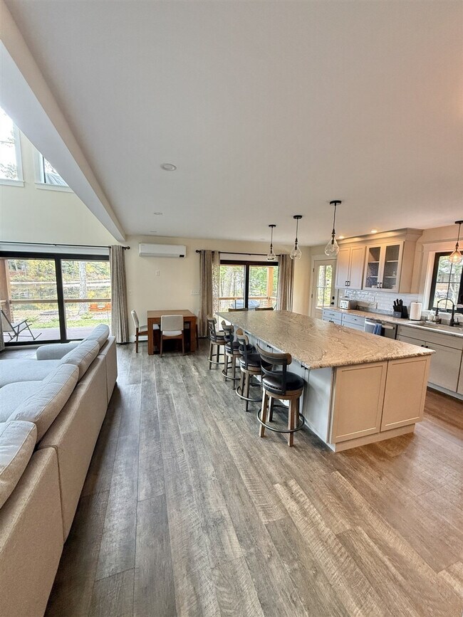 Building Photo - 304 NW River Rd