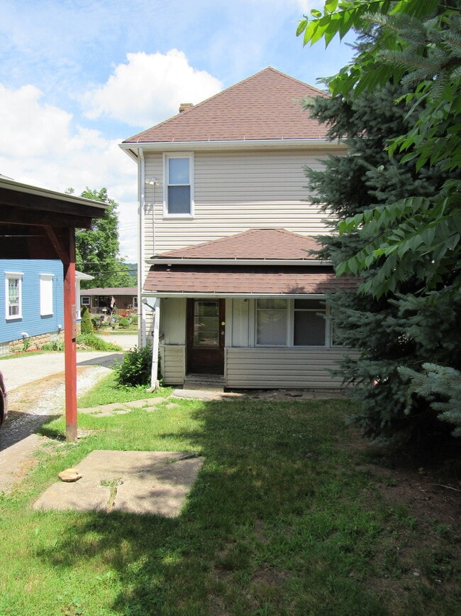 Building Photo - 2 to 3 bedroom home only $1,100.00 per month plus utilities.