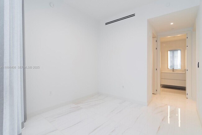 Building Photo - 300 Biscayne Blvd Way