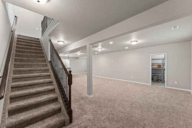 Building Photo - Beautifully Updated 4-Bedroom Home with Op...