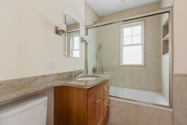 Building Photo - 105 Fayerweather St