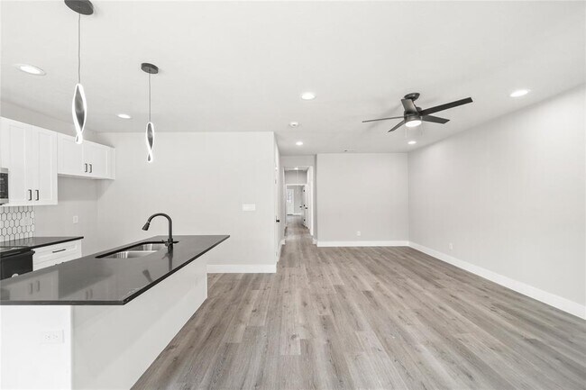 Building Photo - 8021 Carver Rd