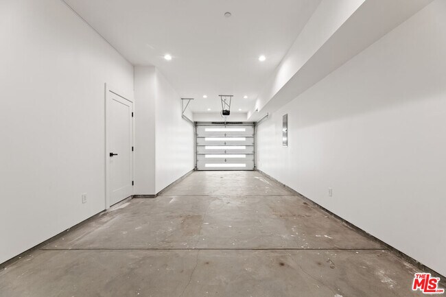 Building Photo - 5118 1/2 Laurel Canyon Blvd