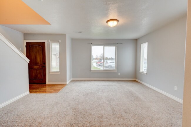 Building Photo - 461 Countryside Ave