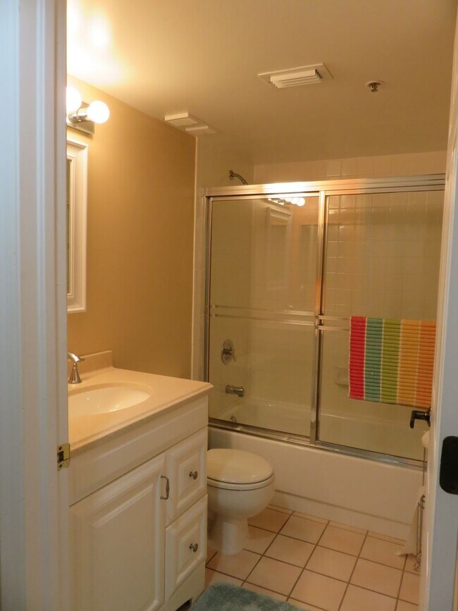 Building Photo - Turnkey 2/2 in a resort community golf and...