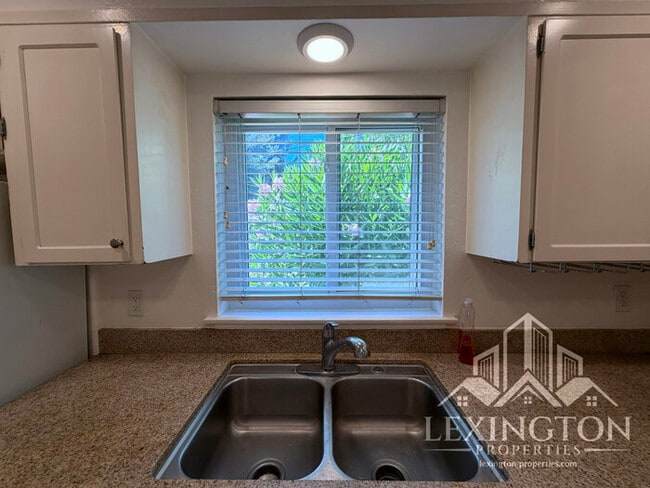 Building Photo - Charming 2 Bedroom Home with Large Backyard & Garage