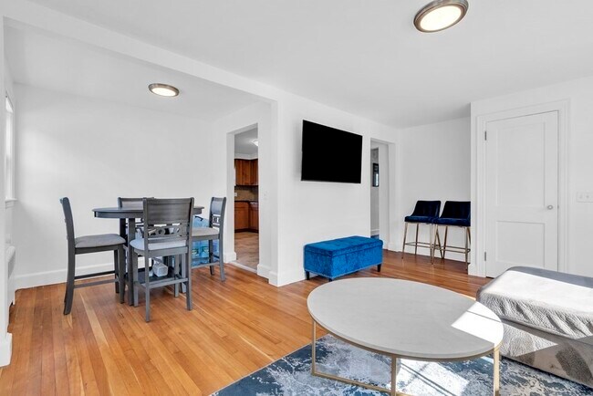 Building Photo - 907 Adams St