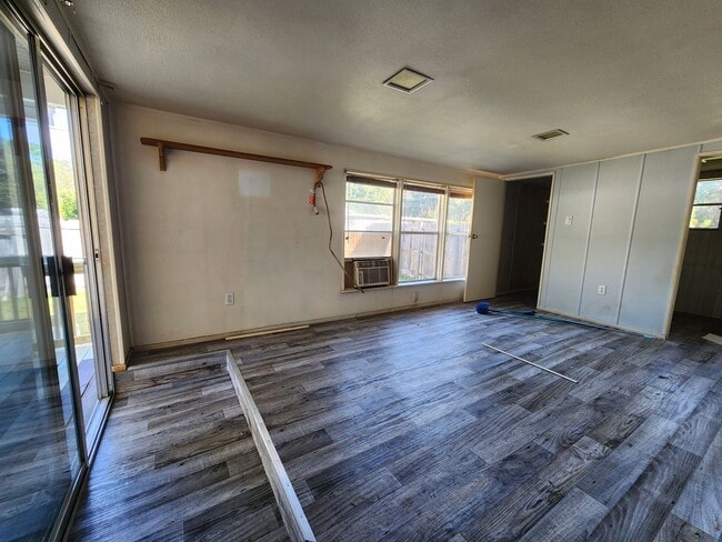 Building Photo - Discounted rent!.. 2 Bed 1 Bath Loaded with XTRA features!