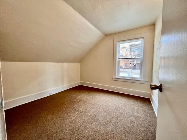 Building Photo - Spacious 1BR apartment with office/ 2nd bedroom.