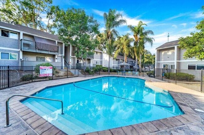 Building Photo - Two Bedroom townhome in the Oak Park / Lem...