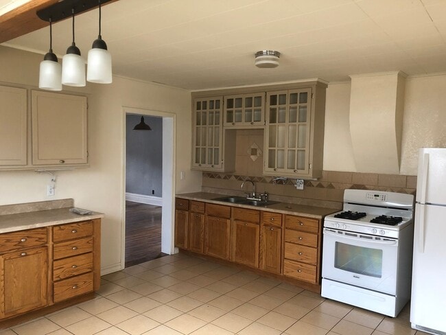 Building Photo - Charming Southside Cottage with Spacious G...