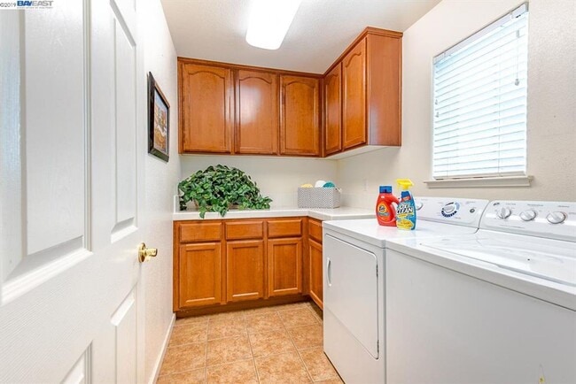 Building Photo - COMING SOON! | $3,700 / 3BR GORGEOUS CENTRAL FREMONT TOWNHOME IN PARKMONT | Photos shown are of a...