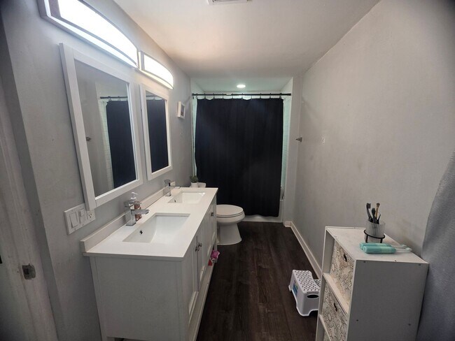 Building Photo - 626 NE Taylor St