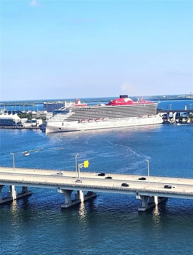 Building Photo - 555 NE 15th St