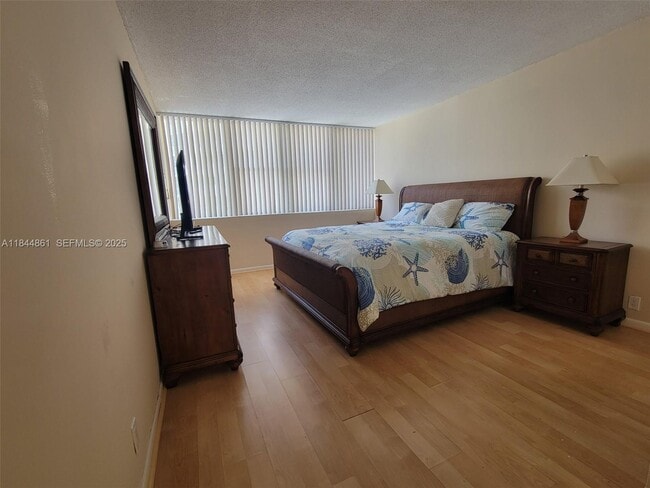 Building Photo - 3140 S Ocean Dr